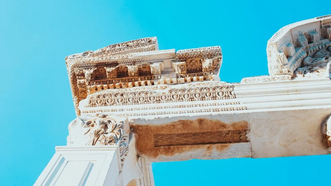 Η Μαντεία στον Ελληνικό Μυστικισμό: Η Γλώσσα των Θεών και ο Καθρέφτης της Ψυχής